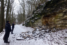 Na lesní cestě v České Skalici se uvolnil skalní masiv, lokalita je dočasně uzavřena