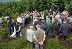 V Jizerkách u Souše přibyla další pamětní deska – lesníkům a zeleným lesům