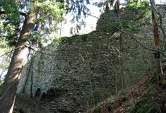 Po hradních zříceninách v okolí Klášterce nad Ohří – „Hrad Perštejn“