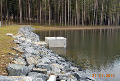 Malá vodní nádrž u Skleného nad Oslavou zadrží vodu v krajině
