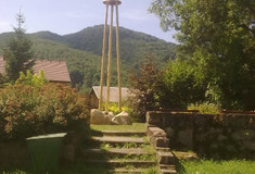 Lesy ČR postavily na Frýdlantsku novou zvoničku, zvon se našel po povodních v korytě Sloupského potoka