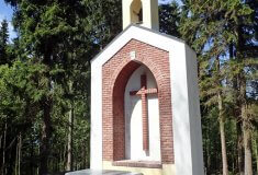 Lesy ČR obnovují lesní kaple, na Sokolovsku vysvětí jednu z nich kraslický děkan