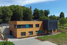 Další správní budovu ze dřeva postavily Lesy ČR v Hořicích v Podkrkonoší