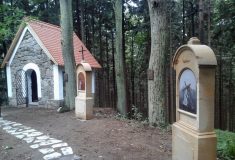 Křížovou cestu svatého Jáchyma v Lipové obnovily Lesy ČR