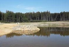Ve státních lesích na Trutnovsku se napouští nová vodní nádrž Soutok