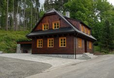 Lesy ČR postavily v Beskydech novou hájovnu Ta bývalá bude k vidění ve Valašském muzeu v přírodě  v Rožnově pod Radhoštěm