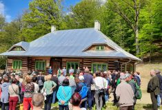 Návštěvnickou sezónu zahájili v rožnovském skanzenu otevřením hájovny darované Lesy České republiky