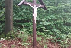 Obnovený kříž u Šluknova na Stezce Českem