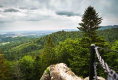 Lesy ČR obnovily přístup na skalní vyhlídku Čertovy kameny u Jeseníku