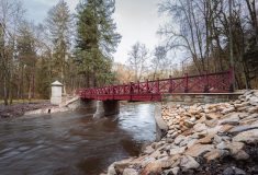 V Babiččině údolí Lesy ČR znovu postavily Červený most přes Úpu
