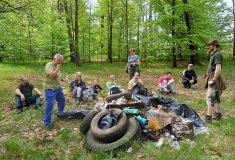 Zaměstnanci Tesco a Lesní správy Rumburk uklidili les