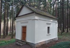 Nedávná ruina lesní kaple u Poličky je dnes místem k rozjímání