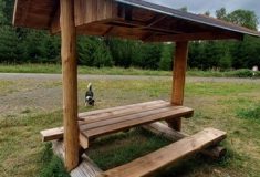 Tři krytá turistická odpočívadla postavily na Litvínovsku Lesy ČR