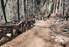 Zábradlí poškozené povodněmi v Moravském krasu je opět funkční