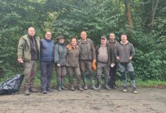 Dobrovolníci s lesníky i primátorem uklízeli lesy v ostravských Radvanicích: zmizely igelity, skla i části autovraků