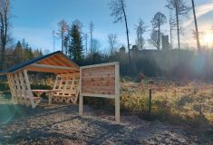 Výletníci si cestou ke zřícenině hradu Orlík na Humpolecku mohou odpočnout v novém přístřešku