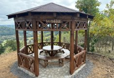 Z nového altánu v západních Čechách je překrásný výhled do krajiny