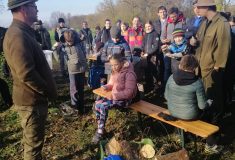 O víkendu pomohli studenti a zaměstnanci litoměřického gymnázia obnovit lesy u Budyně nad Ohří