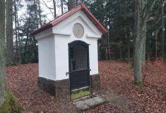 Lesní historickou kapli opravily na Jetřichovicku Lesy ČR