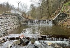 Lesy ČR obnovily kamenné stupně v potoce Besének na Tišnovsku, koryto teď bezpečně převede i velkou vodu