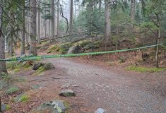 Upozornění pro pěší na krátkodobou uzavírku stezky u Černého jezera na Šumavě