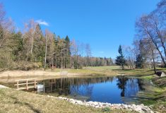 Když voda zůstává v krajině: Lesy ČR obnovily dvě nádrže v Železných horách