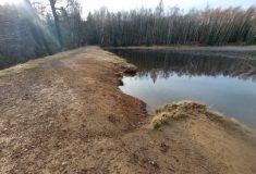 Lesy ČR rekonstruují Vlčí jezero u Děčínského Sněžníku, na staveniště je vstup zakázán