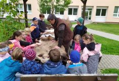 Les na školní zahradě: lesní pedagogy chválí škola z Červené Vody