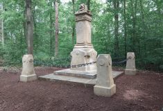 160. výročí bitvy u Hradce Králové:  Pomník padlým zrestaurovaný Lesy ČR ukrýval zapečetěné dokumenty