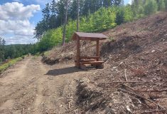 Z nového odpočívadla na Lipovém vrchu je krásný výhled do údolí
