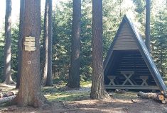 Na Českomoravské stezce přibyly dvě nové lesní útulny. Turistům poslouží i k přenocování